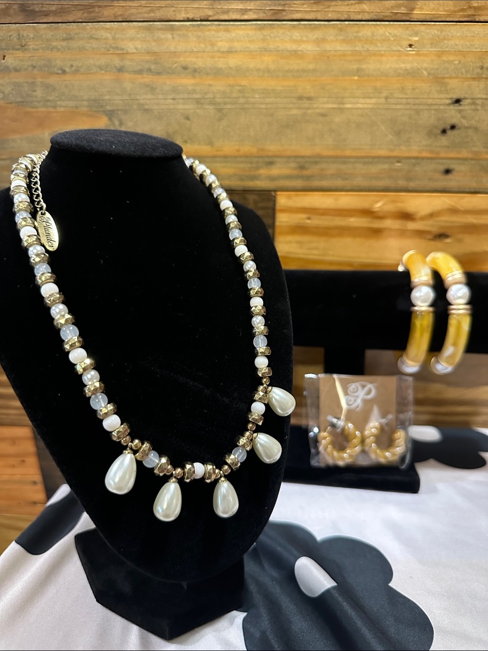 Plunder White & Gold Teardrop Pearl Necklace, earrings & 2 bracelets! Beautiful